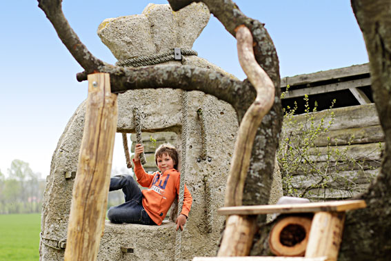 Müller Detlef Preuß bäckt Brot im Freilandofen